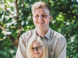 Wanita Bertubuh Mini Ini Dikira Anak Kecil Nikah Muda, Usia Aslinya Terungkap