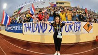Ada pula Madame Pang yang rutin menemani. Ia ikut membakar semangat para suporter untuk terus memberikan dukungan tanpa henti buat Thailand. Foto: SOPA Images/LightRocket via Gett/SOPA Images