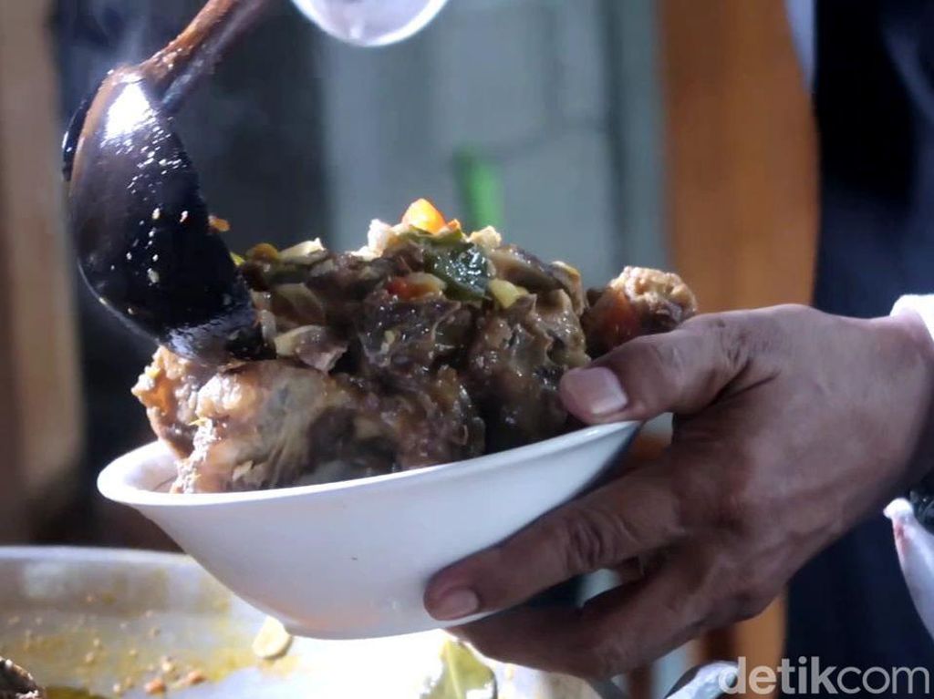 Pedas Gurih Mangut Geger, Kuliner Unik Berbahan Tulang Punggung Sapi