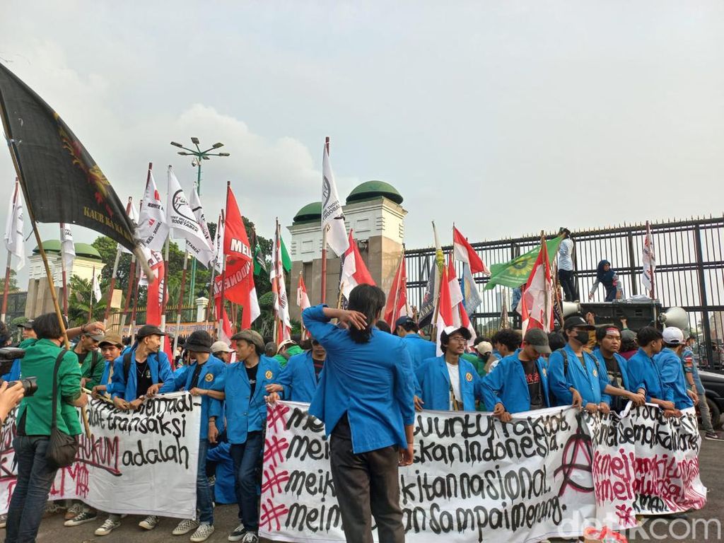 Komite Rakyat Lawan KKN Demo di DPR, Sampaikan 13 Tuntutan Komite Rakyat Lawan KKN Demo di DPR, Sampaikan 13 Tuntutan