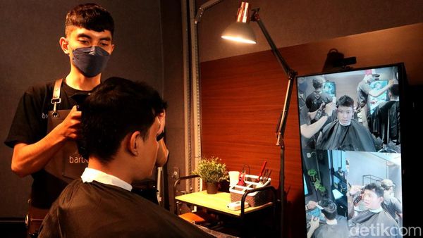 Unik, Barbershop di Bandung Ini Ganti Cermin dengan Monitor Berkamera