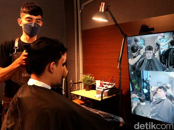 Unik, Barbershop di Bandung Ini Ganti Cermin dengan Monitor Berkamera