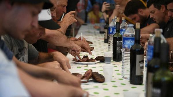 Serunya Lomba Makan Bebek Panggang di Prancis