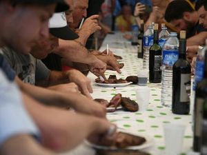 Serunya Lomba Makan Bebek Panggang di Prancis