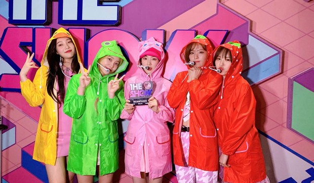 Meskipun sempat diragukan, Red Velvet berhasil membuktikan kualitasnya/Foto:Twitter.com/Reveluvneighbor Di awal kemunculannya, Red Velvet sempat dijuluki grup prematur dan lain halnya.