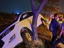 Sopir Kurang Fokus, Mobil Tabrak Pohon-Terperosok ke Selokan di Bekasi