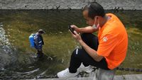 Nggak Biasa, Saluran Air di China Disemprot Disinfektan Gegara Corona