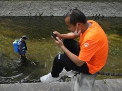 Nggak Biasa, Saluran Air di China Disemprot Disinfektan Gegara Corona