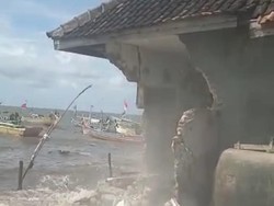 Musala di Pesisir Pasuruan Hancur Diterjang Ombak