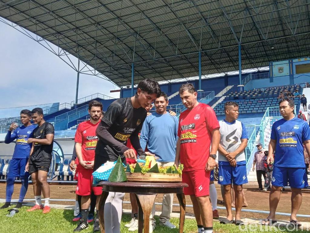 Tiba di Malang, Pelatih Arema FC Langsung Soroti Satu Per Satu Pemain