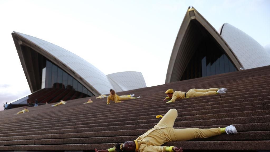 Penari Beraksi di Tangga Monumental Sydney Opera House