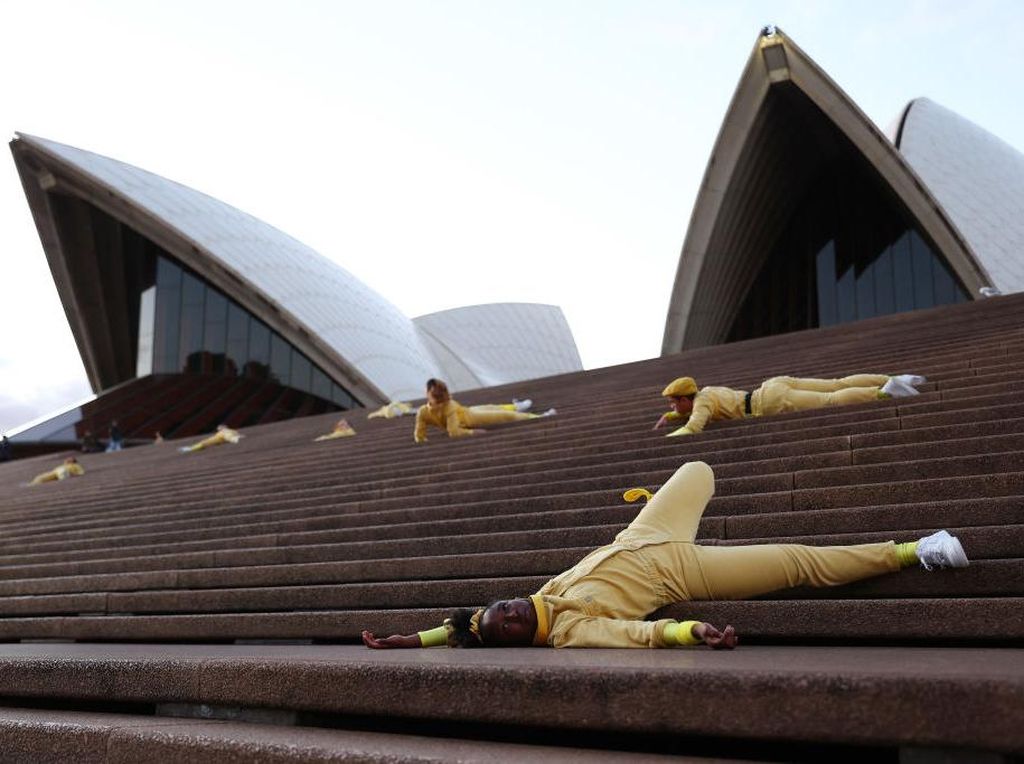 Penari Beraksi di Tangga Monumental Sydney Opera House