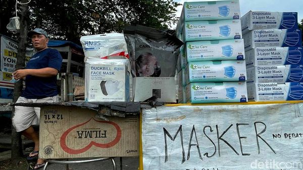 Pedagang Masker Banting Harga Imbas Jokowi Longgarkan Aturan