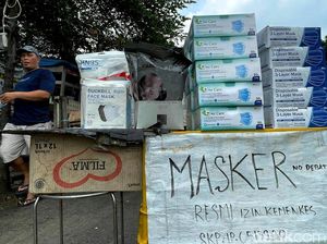Pedagang Masker Banting Harga Imbas Jokowi Longgarkan Aturan