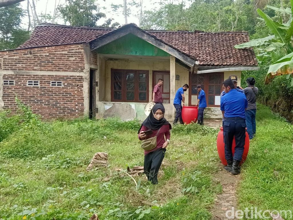 Petugas Gerebek Produsen Miras Banjarnegara, Sita Tuak Isi Cicak-Kalajengking Petugas Gerebek Produsen Miras Banjarnegara, Sita Tuak Isi Cicak-Kalajengking