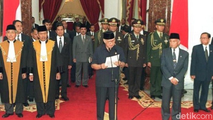 Pidato Pengunduran Diri Soeharto Presiden Soeharto menginformasikan pengunduran di Istana Merdeka, 21 Mei 1998 reformasi 21 Mei