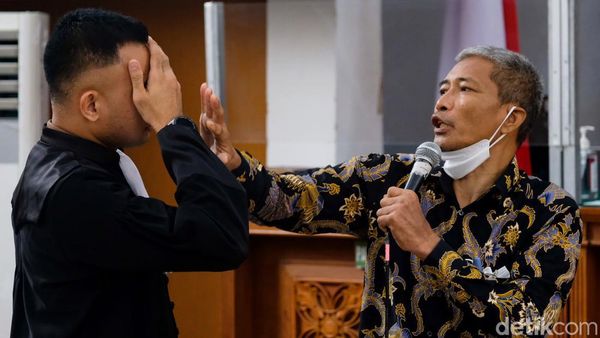 M Kace Peragakan Irjen Napoleon Aniaya dan Lumuri Kotoran ke Tubuhnya