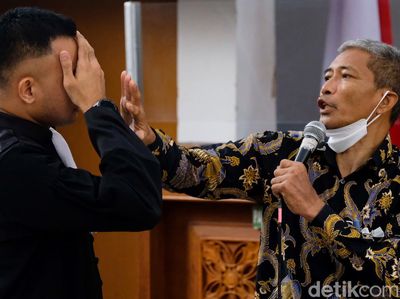 M Kace Peragakan Irjen Napoleon Aniaya dan Lumuri Kotoran ke Tubuhnya