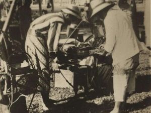 Nostalgia Yuk! Ini 10 Potret Jadul Pedagang Makanan Kaki Lima di Batavia Nostalgia Yuk! Ini 10 Potret Jadul Pedagang Makanan Kaki Lima di Batavia