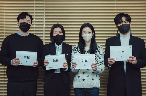 Potret pembacaan naskah drama Eve's Scandal/ Foto: soompi.com