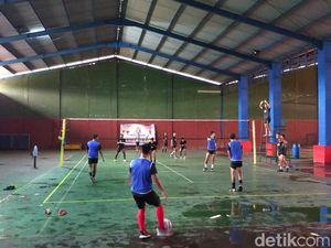 Hujan Deras, PSM Makassar Latihan Ringan dengan Voli Kaki