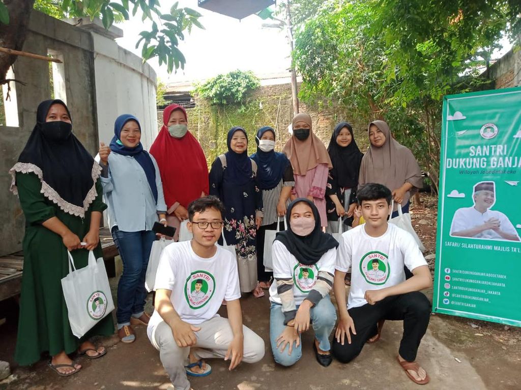 Sambil Bagi Sembako, Relawan Sosialisasi Ganjar Capres 2024 di Jakarta
