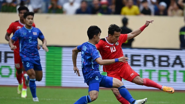 Pesepak bola Timnas Indonesia Rachmat Irianto (kanan) terjatuh usai berebut bola dengan sejumlah pesepak bola Timnas Thailand dalam pertandingan semifinal sepak bola SEA Games 2021 Vietnam di Stadion Thien Truong, Nam Dinh, Vietnam, Kamis (19/5/2022). ANTARA FOTO/Aditya Pradana Putra/tom.