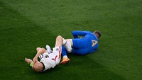 Rode terluka saat kepalanya terkena kaki John Lundstram dalam perebutan bola pada menit keenam. (Foto: AFP via Getty Images/PIERRE-PHILIPPE MARCOU)