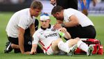 Foto Kapten Eintracht Frankfurt Berdarah-darah Angkat Trofi Juara