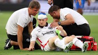 Rode langsung mendapat perawatan dari tim medis Eintracht Frankfurt. (Foto: Getty Images/Alex Grimm)