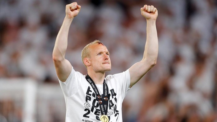 Sebastian Rode SEVILLE, SPAIN - MAY 18: Sebastian Rode of Eintracht Frankfurt celebrates following their team's victory in the UEFA Europa League final match between Eintracht Frankfurt and Rangers FC at Estadio Ramon Sanchez Pizjuan on May 18, 2022 in Seville, Spain. (Photo by Fran Santiago - UEFA/UEFA via Getty Images)