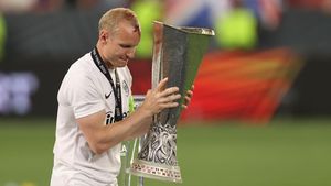 Foto Kapten Eintracht Frankfurt Berdarah-darah Angkat Trofi Juara