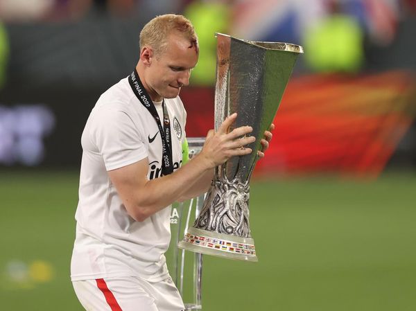 Foto Kapten Eintracht Frankfurt Berdarah-darah Angkat Trofi Juara