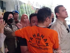 Rekonstruksi di Balai Kota Makassar, Anggota Satpol PP Nangis-Peluk Eks Kasat Rekonstruksi di Balai Kota Makassar, Anggota Satpol PP Nangis-Peluk Eks Kasat