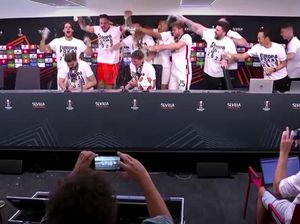 Surprise! Momen Pemain Frankfurt Rusuhi Konpers Sang Pelatih