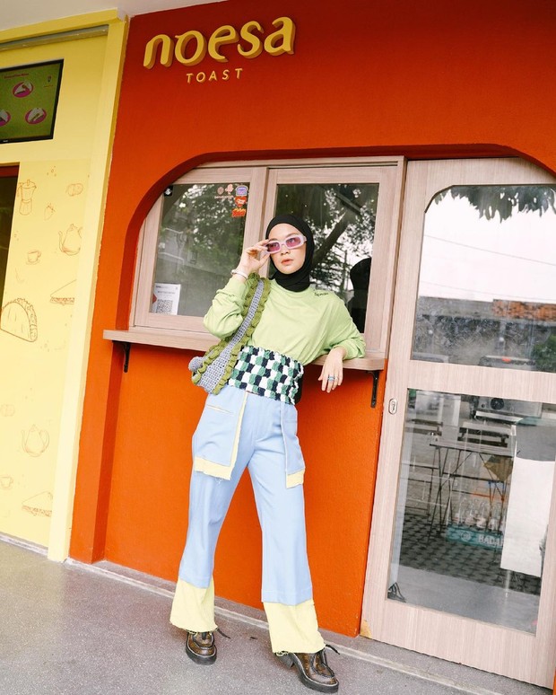 Tantri Namirah memakai outfit hijau yang cocok untuk nonton konser NCT Dream