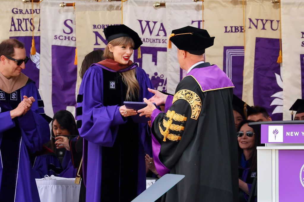 Bangga! Taylor Swift Dapat Gelar Doktor Kehormatan Seni Rupa dari New York University