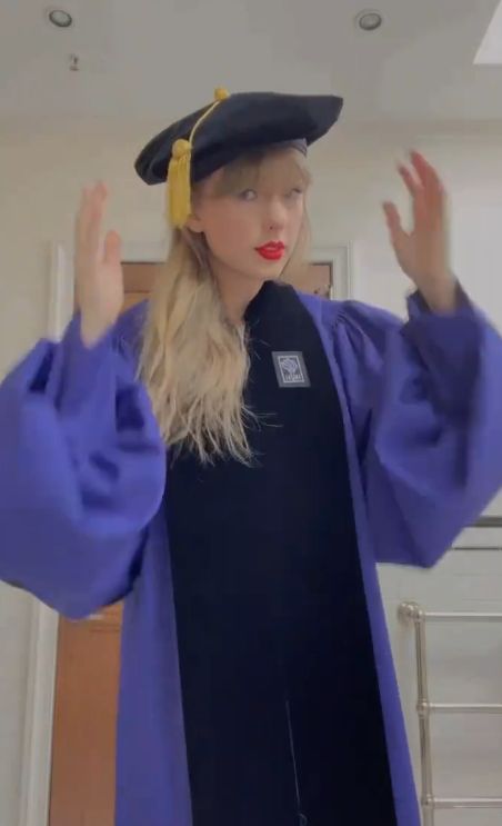 Taylor Swift dapat gelar doktor kehormatan seni rupa