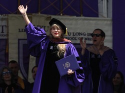 Momen Taylor Swift Raih Gelar Doktor Kehormatan dari NYU