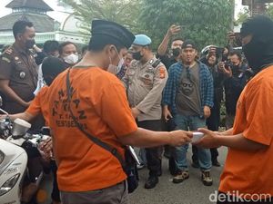 Oknum Polisi SA Perankan Terima Rp 20 Juta di Rumah Eks Kasatpol PP Makassar Oknum Polisi SA Perankan Terima Rp 20 Juta di Rumah Eks Kasatpol PP Makassar