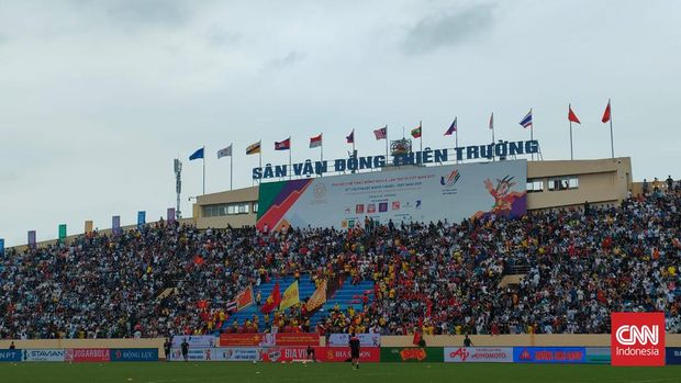Penonton memadati Stadion Thien Truong jelang bentrok Timnas Indonesia U-23 melawan Thailand di semifinal SEA Games 2021. (CNNIndonesia.com/Abdul Susila)