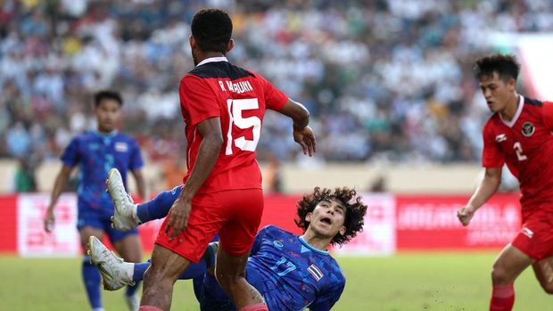 Southeast Asian Games - Men's Football - Semi Final - Thailand v Indonesia - Thien Truong Stadium - Nam Dinh, Vietnam - May 19, 2022 Thailand's Benjamin James Davis in action with Indonesia's Ricky Ricardo Kambuaya REUTERS/Chalinee Thirasupa