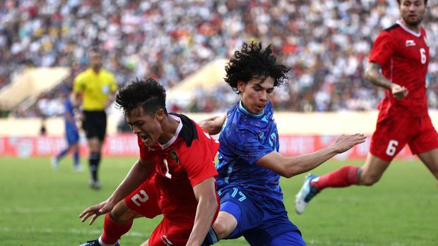 Southeast Asian Games - Men's Football - Semi Final - Thailand v Indonesia - Thien Truong Stadium - Nam Dinh, Vietnam - May 19, 2022 Indonesia's Alfeandra Dewangga Santosa in action with Thailand's Benjamin James Davis REUTERS/Chalinee Thirasupa