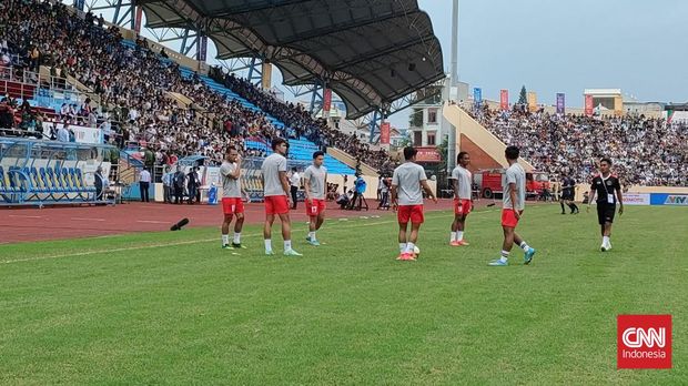 Timnas Indonesia U-23 melakukan pemanasan jelang pertandingan melawan Thailand di semifinal SEA Games 2021. (CNNIndonesia.com/Abdul Susila)