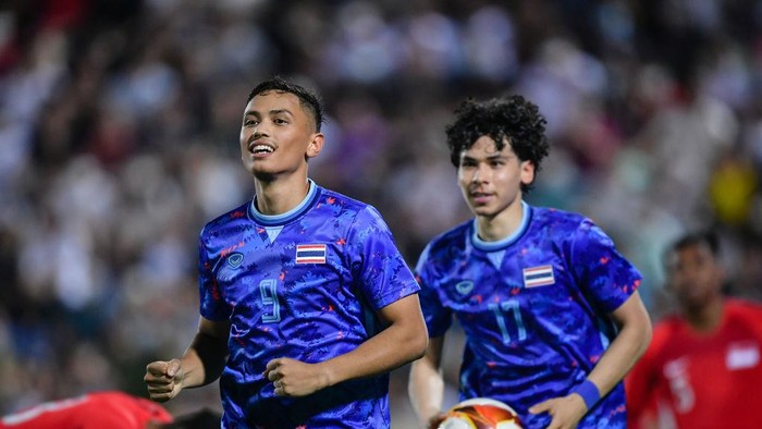 NAM DINH, VIETNAM - 2022/05/09: Patrik Gustavsson (R) and Benjamin Jame Davis of Thailand celebrate a goal during the Sea Games 2022 Group B match between Thailand and Singapore at the Thien Truong Stadium.
(Final score; Thailand 5:0 Singapore). (Photo by Amphol Thongmueangluang/SOPA Images/LightRocket via Getty Images)