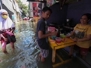 Waduh, Permukiman Warga di Kalianak Surabaya Terendam Banjir Rob