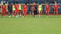 Sejumlah pesepak bola Timnas Indonesia berjalan sambil tertunduk lesu.