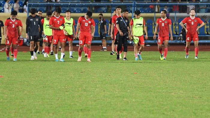 Wajah-wajah Lesu Pemain Timnas Usai Dikalahkan Thailand Pesepak bola Timnas Indonesia Rachmat Irianto (tengah) berebut bola dengan pesepak bola Timnas Thailand Airfan Doloh (kanan) dalam pertandingan semifinal sepak bola SEA Games 2021 Vietnam di Stadion Thien Truong, Nam Dinh, Vietnam, Kamis (19/5/2022). ANTARA FOTO/Aditya Pradana Putra/tom.