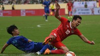 Pesepak bola Timnas Indonesia Egy Maulana Vikri (kanan) terjatuh dilanggar pesepak bola Timnas Thailand Airfan Doloh (kiri).