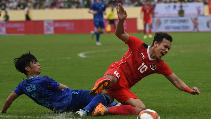 Pesepak bola Timnas Indonesia Rachmat Irianto (tengah) berebut bola dengan pesepak bola Timnas Thailand Airfan Doloh (kanan) dalam pertandingan semifinal sepak bola SEA Games 2021 Vietnam di Stadion Thien Truong, Nam Dinh, Vietnam, Kamis (19/5/2022). ANTARA FOTO/Aditya Pradana Putra/tom.